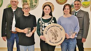 Vize-Sch&uuml;tzenmeister Markus Schaller, Jonas Bachmaier, Sch&uuml;tzenk&ouml;nigin Tesi Hainzinger, Tina Hainzinger und Sportleiter Bertl Hainzinger.