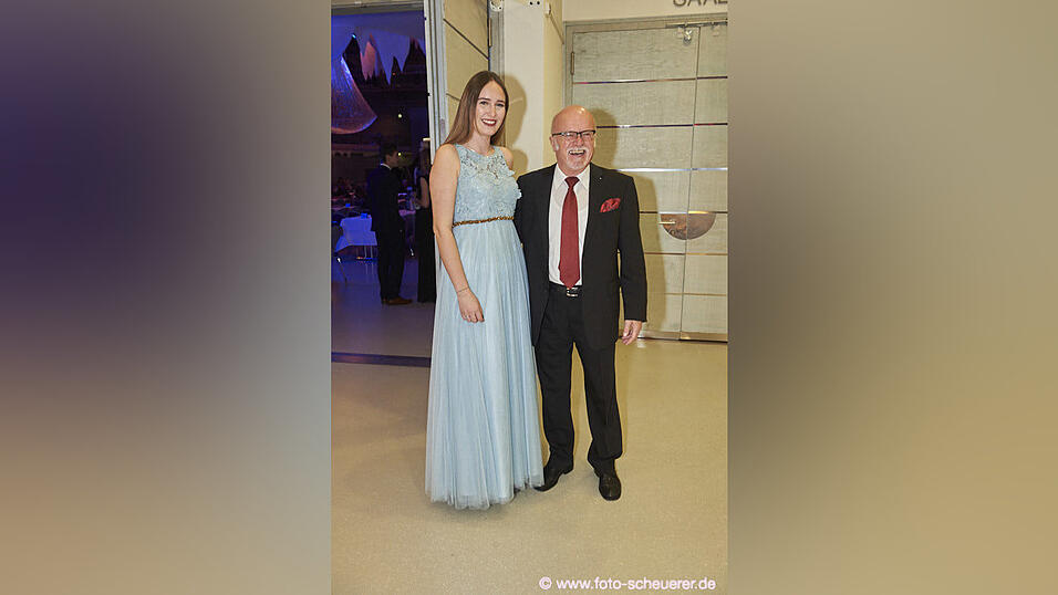 Die Metzgerzunft hat am Samstagabend in die Joseph-von-Fraunhofer-Halle eingeladen. Die Metzgerzunft hat am Samstagabend in die Joseph-von-Fraunhofer-Halle eingeladen.