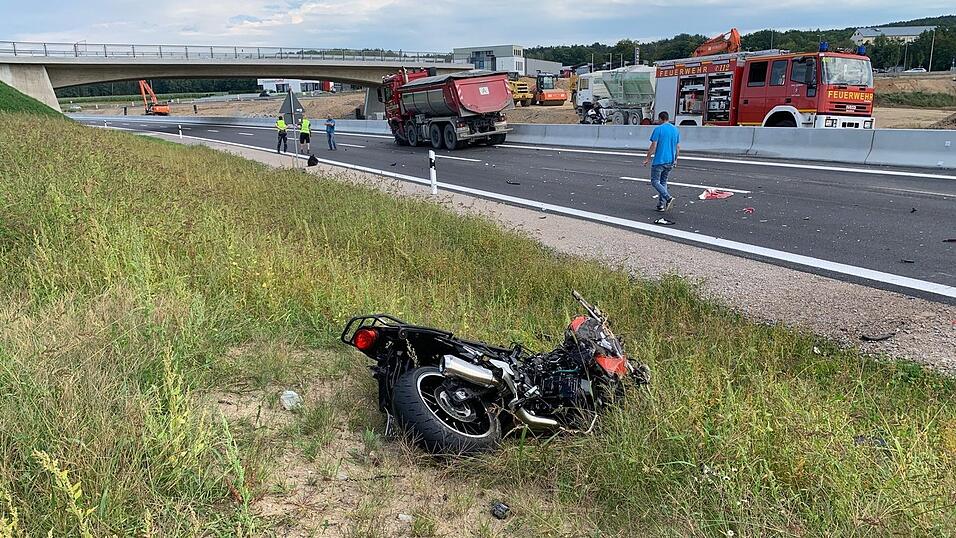 Ein tödlicher Motorradunfall hat sich bei Roding ereignet. Ein tödlicher Motorradunfall hat sich bei Roding ereignet.