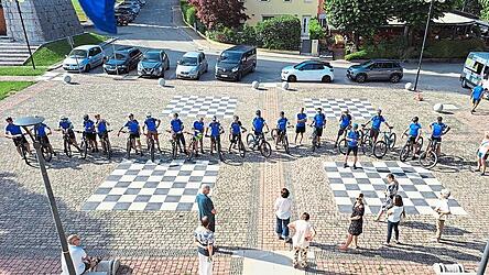 Gemeinsame Ankunft der beiden Gruppen beim Rathaus in der Partnergemeinde.