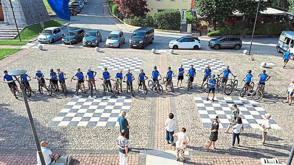 Gemeinsame Ankunft der beiden Gruppen beim Rathaus in der Partnergemeinde.