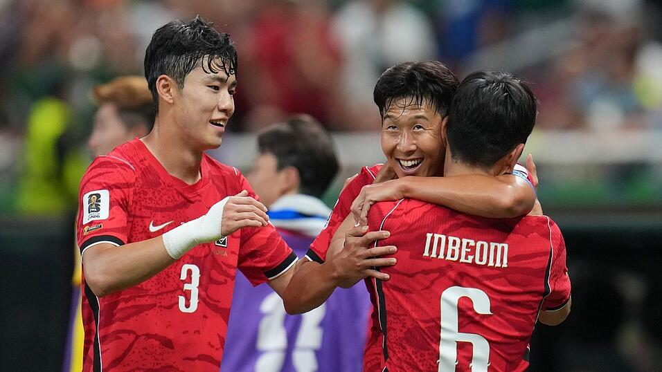 Südkorea um Superstar Heung-Min Son (2.v.r) jubelte über den Auftaktsieg nach 0:1-Rückstand. Südkorea um Superstar Heung-Min Son (2.v.r) jubelte über den Auftaktsieg nach 0:1-Rückstand.