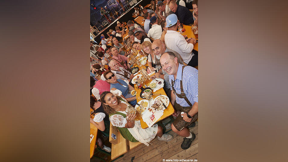 Die Partybilder vom Freitag, 14. August, aus dem Festzelt Lechner. Die Partybilder vom Freitag, 14. August, aus dem Festzelt Lechner.