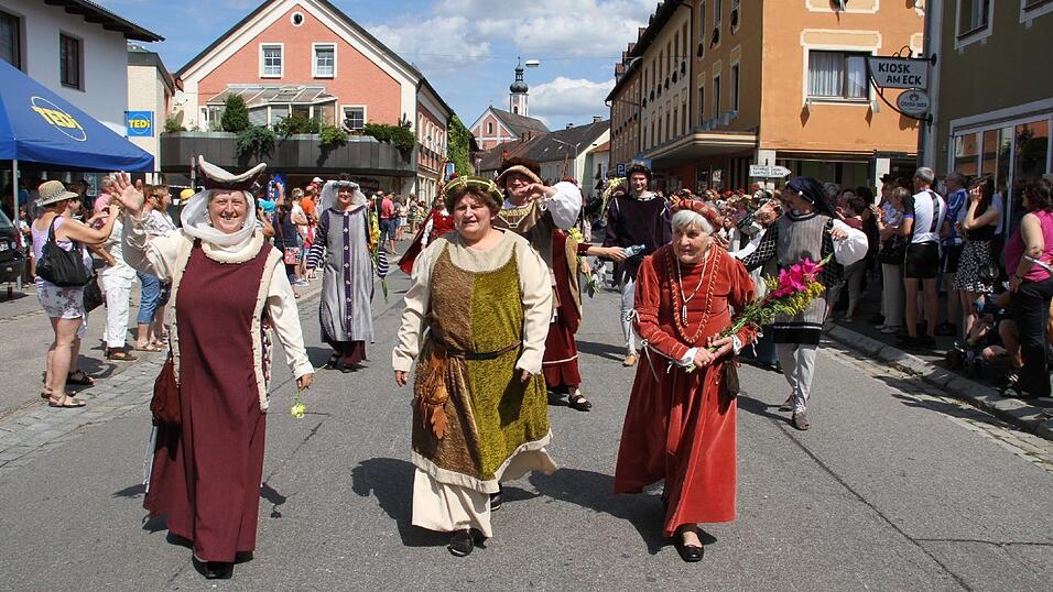 Die schönsten Augenblicke des historischen Drachenstich-Festzuges 2016. Die schönsten Augenblicke des historischen Drachenstich-Festzuges 2016.