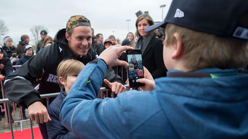 Baseball-Superstar Max Kepler war am Samstag zu Gast in Regensburg. Baseball-Superstar Max Kepler war am Samstag zu Gast in Regensburg.
