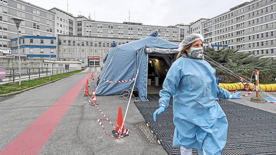 Cremona: eine Sanitäterin vor der Klinik.