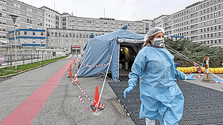 Cremona: eine Sanitäterin vor der Klinik.