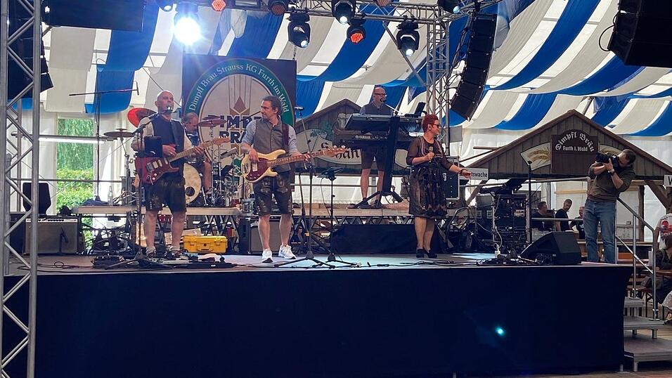 Die Josef R&auml;dlinger Unternehmensgruppe mietete das K&ouml;tztinger Volksfest und feierte dort am Freitag mit 2.500 G&auml;sten ein rauschendes Sommerfest.