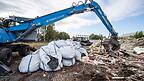 Ein Bagger h&auml;uft M&uuml;ll auf. Eine deutsche Abfallfirma soll illegal M&uuml;ll entsorgt haben, der nun vom Freistaat Bayern zur&uuml;ckgeholt werden muss.