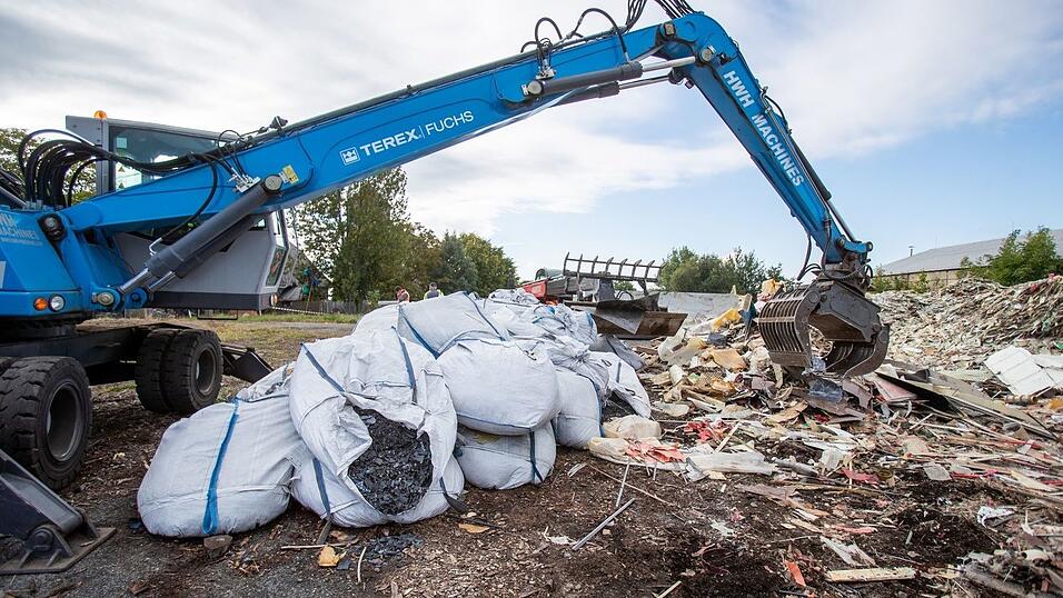 Ein Bagger häuft Müll auf. Eine deutsche Abfallfirma soll illegal Müll entsorgt haben, der nun vom Freistaat Bayern zurückgeholt werden muss. Ein Bagger häuft Müll auf. Eine deutsche Abfallfirma soll illegal Müll entsorgt haben, der nun vom Freistaat Bayern zurückgeholt werden muss.