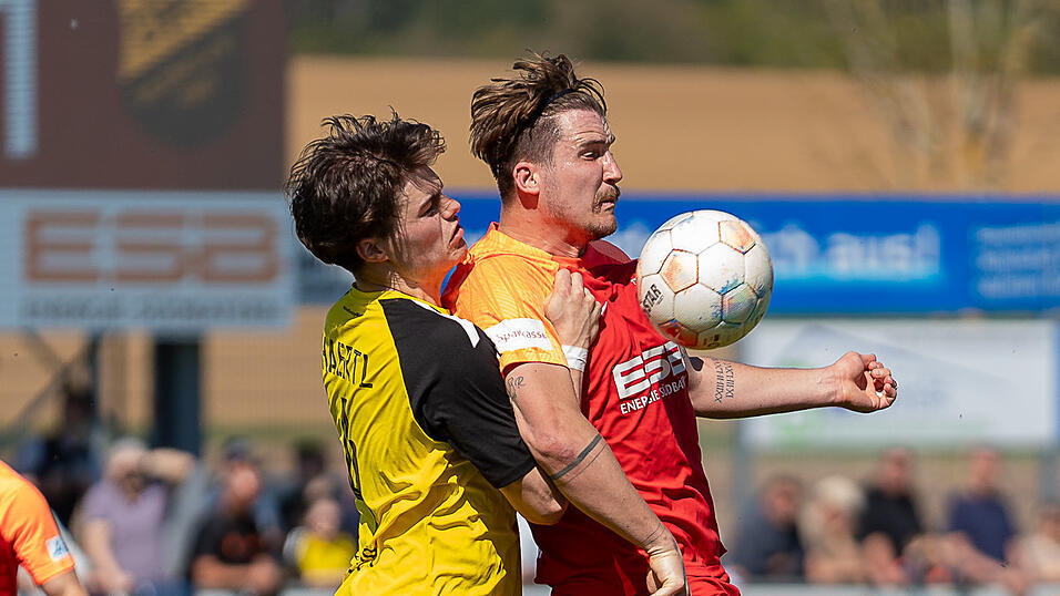 F&uuml;r die Dorfbuam um Andreas Wagner (in Rot) z&auml;hlt in Aubstadt nur ein Sieg - im Abstiegskampf darf sich Hankofen keine weiteren Ausrutscher leisten.