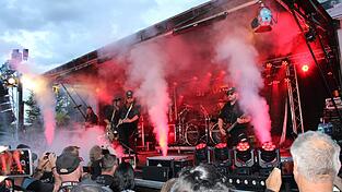 Der Hauptact lässt nicht lange auf sich warten: „Seasons in Black“ feiert 30. Geburtstag mit 700 Fans vor der Bühne. Der Hauptact lässt nicht lange auf sich warten: „Seasons in Black“ feiert 30. Geburtstag mit 700 Fans vor der Bühne.