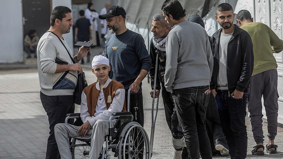 Das Foto zeigt Ahmed auf dem Gelände des Krankenhauses des Roten Halbmondes im Gazastreifen im Februar 2026. Lange habe er sich um die Evakuierung seines Sohnes bemüht. Es sei eine sehr schwierige Zeit gewesen, sagt Ahmeds Vater. Das Foto zeigt Ahmed auf dem Gelände des Krankenhauses des Roten Halbmondes im Gazastreifen im Februar 2026. Lange habe er sich um die Evakuierung seines Sohnes bemüht. Es sei eine sehr schwierige Zeit gewesen, sagt Ahmeds Vater.