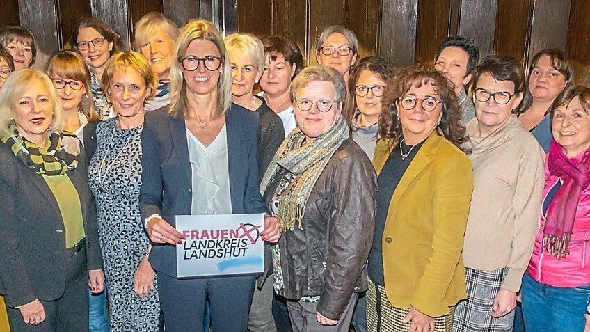 Engagierte Frauen aus dem Landkreis schlossen sich zusammen und treten nun am FLL bei der Kreistagswah an.