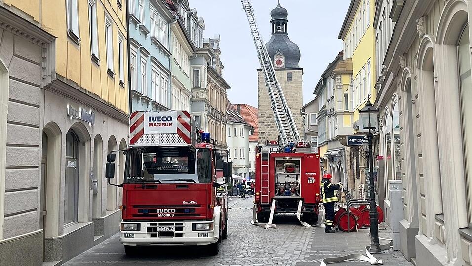 Die Einsatzkräfte konnten den Brand im Dachgeschoss löschen.