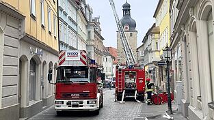 Die Einsatzkräfte konnten den Brand im Dachgeschoss löschen.