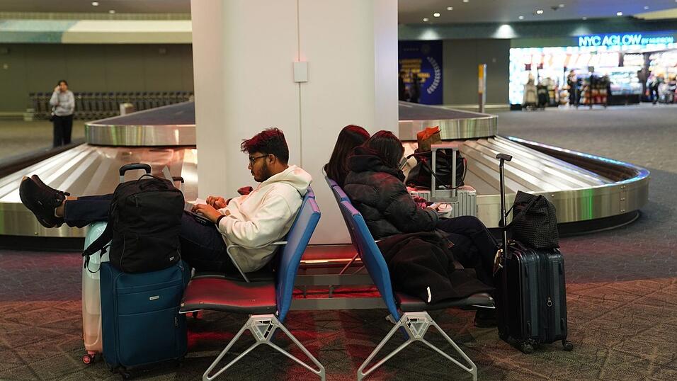 Hunderte Fl&uuml;ge von und nach New York wurden wegen heftigen Winterwetters gestrichen.