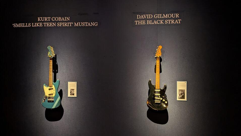 Die «Black Strat» von David Gilmour (r) erzielte einen Rekordpreis von umgerechnet rund 12,4 Millionen Euro. Eine Gitarre von Kurt Cobain kam für rund 6 Millionen Euro unter den Hammer. Die «Black Strat» von David Gilmour (r) erzielte einen Rekordpreis von umgerechnet rund 12,4 Millionen Euro. Eine Gitarre von Kurt Cobain kam für rund 6 Millionen Euro unter den Hammer.