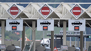 Aufgrund einer Demonstration soll am 30. Mai von 11 bis 19 Uhr eine Totalsperre der Brennerautobahn A13 sowie der Brennerstraße (B182) und der Ellbögener Straße (L38) eingerichtet werden. Aufgrund einer Demonstration soll am 30. Mai von 11 bis 19 Uhr eine Totalsperre der Brennerautobahn A13 sowie der Brennerstraße (B182) und der Ellbögener Straße (L38) eingerichtet werden.
