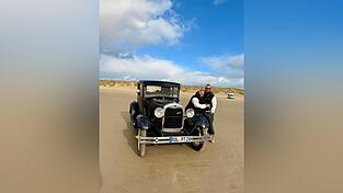 Petra Quast und David Schminke mit dem Ford Model A Coupé. Petra Quast und David Schminke mit dem Ford Model A Coupé.
