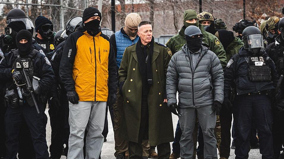 Nicht nur mit seinem Mantel erregte Grenzschutzchef Bovino Aufsehen. (Archivbild) Nicht nur mit seinem Mantel erregte Grenzschutzchef Bovino Aufsehen. (Archivbild)