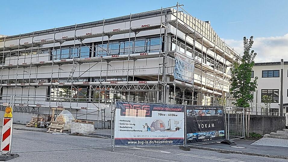 Altdorfs größte Baumaßnahme stellt auch heuer wieder einen üppigen Posten im Haushalt des Markts: der Umbau und die Generalsanierung der Grundschule. Rechts hinten der bereits abgeschlossene Teil der Maßnahme, der Neubau des Bauamts. Altdorfs größte Baumaßnahme stellt auch heuer wieder einen üppigen Posten im Haushalt des Markts: der Umbau und die Generalsanierung der Grundschule. Rechts hinten der bereits abgeschlossene Teil der Maßnahme, der Neubau des Bauamts.