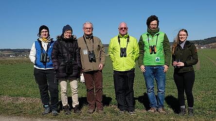 Ausgerüstet mit dem Fernglas gehen die Kiebitzbetreuer im Landkreis auf die Suche. Von links: Marie-Therese Krieger , Sabine Wittmann, Franz Meindl, Günter Wutz, Philipp Hermann und Sarah David.