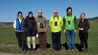 Ausgerüstet mit dem Fernglas gehen die Kiebitzbetreuer im Landkreis auf die Suche. Von links: Marie-Therese Krieger , Sabine Wittmann, Franz Meindl, Günter Wutz, Philipp Hermann und Sarah David. Ausgerüstet mit dem Fernglas gehen die Kiebitzbetreuer im Landkreis auf die Suche. Von links: Marie-Therese Krieger , Sabine Wittmann, Franz Meindl, Günter Wutz, Philipp Hermann und Sarah David.