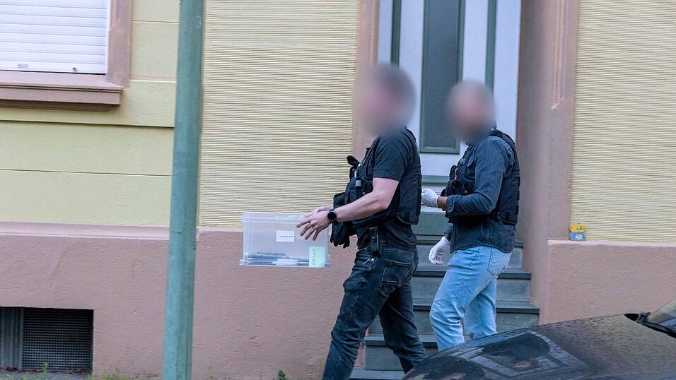 Nordrhein-Westfalens Innenminister Herbert Reul (CDU) sagte, die Polizei habe mögliche Terrortaten gestoppt.