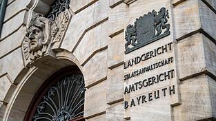 Ein 54-Jähriger soll aufgrund einer bevorstehenden Trennung seine Partnerin in Kulmbach ermordet haben. (Archivbild)