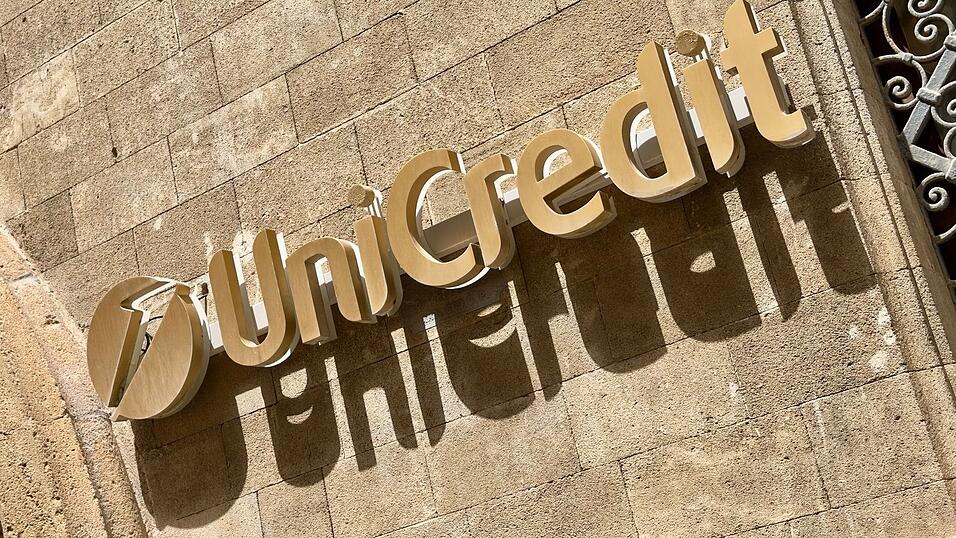 Die italienische Großbank Unicredit ist mit Abstand größter Anteilseigner der Commerzbank und rechnet nach jüngsten Aussagen mit einer baldigen Kontrollübernahme bei dem Frankfurter Institut. (Archivbild) Die italienische Großbank Unicredit ist mit Abstand größter Anteilseigner der Commerzbank und rechnet nach jüngsten Aussagen mit einer baldigen Kontrollübernahme bei dem Frankfurter Institut. (Archivbild)