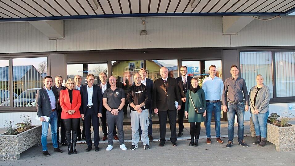 Ein Foto mit Mutmachern: Neuzug&auml;nge und bereits l&auml;nger einquartierte Existenzgr&uuml;nder aus dem IGZ Roding zusammen mit den Mitgesellschaftern der Wirtschaftsf&ouml;rderungsgesellschaft mit Landrat Franz L&ouml;ffler.