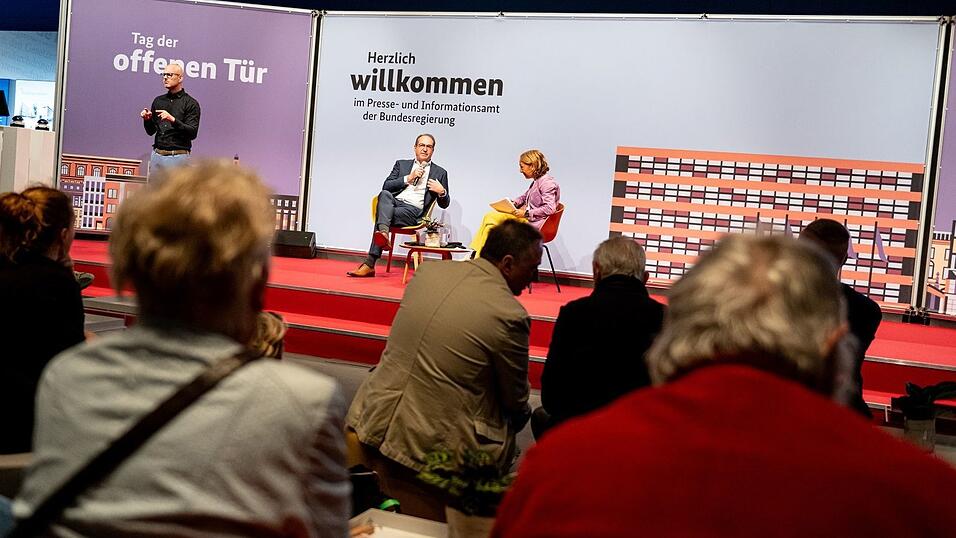 Es geht um rund 2.000 Afghanen, die als gefährdet gelten, weil sie sich für demokratische Rechte eingesetzt oder einst als Ortskräfte für die Bundeswehr oder für deutsche Organisationen gearbeitet haben, und die mit ihren Familienangehörigen eine Aufnahmezusage der alten Ampel-Regierung haben.