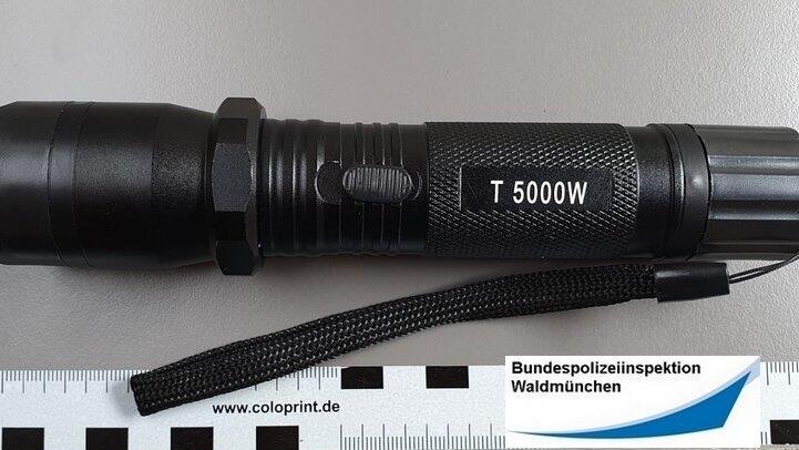 Ein als Taschenlampe getarnter Elektroschocker.