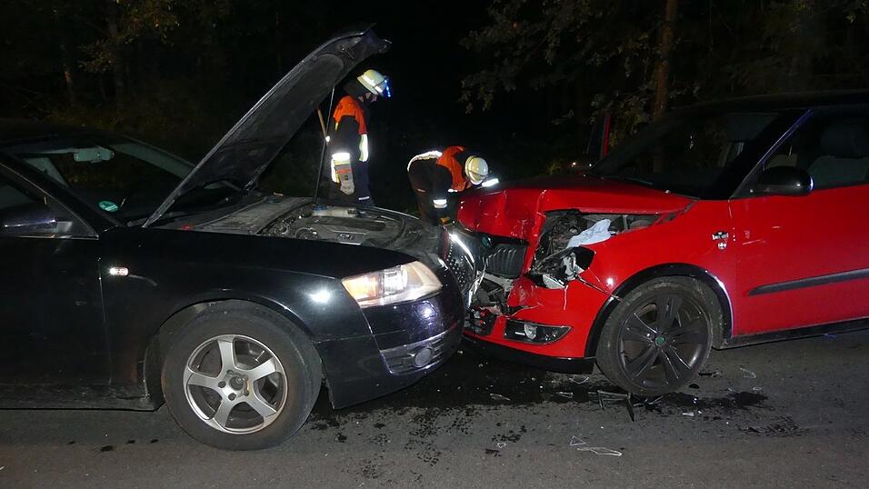 Beide Autos mussten abgeschleppt werden.