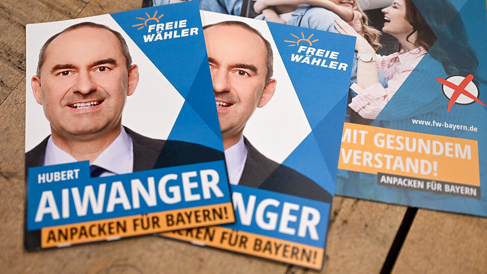 Flyer der Freien Wähler mit dem Abbild des Bundes- und bayerischen Landesvorsitzenden der Partei, Hubert Aiwanger. Die Flugblatt-Affäre hat seiner Partei wohl nicht wirklich geschadet - stattdessen häufen sich seitdem die Mitgliedsanträge. 