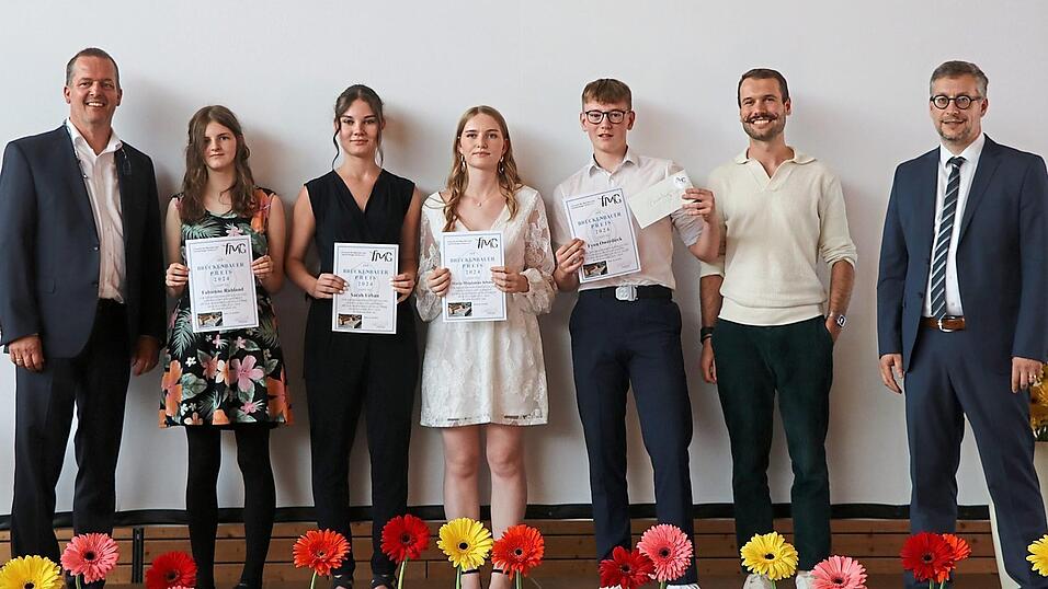 Für ihr besonderes Engagement wurden vier Schüler ausgezeichnet. Fynn Owerdieck (Dritter von rechts) ist Hauptpreisträger und somit 'Brückenbauer' der Marienrealschule. Für ihr besonderes Engagement wurden vier Schüler ausgezeichnet. Fynn Owerdieck (Dritter von rechts) ist Hauptpreisträger und somit 'Brückenbauer' der Marienrealschule.