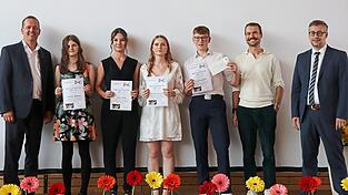 Für ihr besonderes Engagement wurden vier Schüler ausgezeichnet. Fynn Owerdieck (Dritter von rechts) ist Hauptpreisträger und somit 'Brückenbauer' der Marienrealschule.