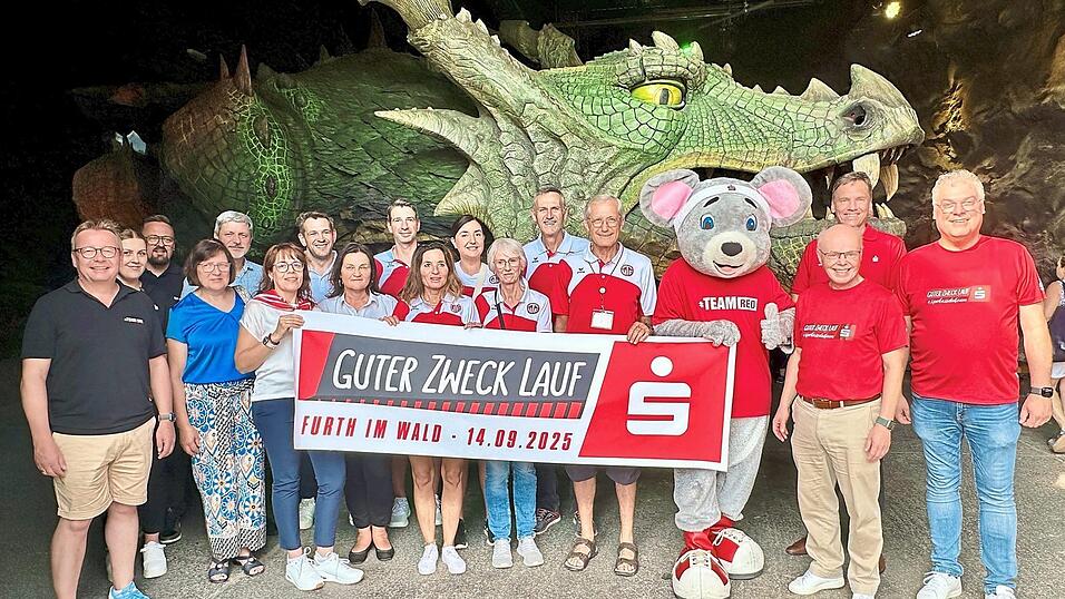 Die Sparkassenmaus wagte sich in die Drachenh&ouml;hle: Sie alle stehen hinter dem &bdquo;Guter-Zweck-Lauf&ldquo;, der heuer in Furth im Wald stattfindet.