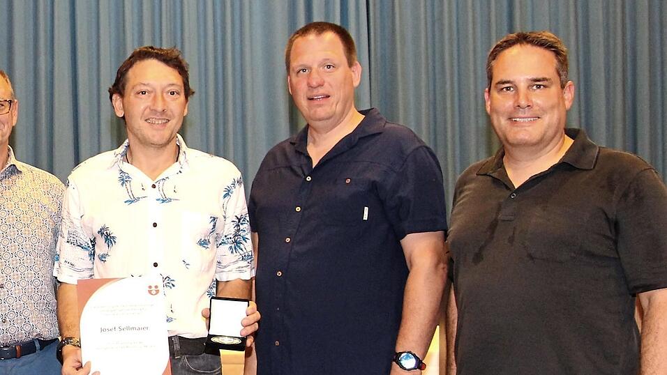 Das neue Ehrenmitglied Josef Sellmaier (l.) und die SGM-Vorsitzenden Andreas Seiffert und Ulrich Raitmeir. Das neue Ehrenmitglied Josef Sellmaier (l.) und die SGM-Vorsitzenden Andreas Seiffert und Ulrich Raitmeir.