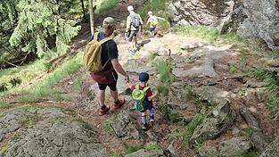 Mit der richtigen Ausrüstung, Vorbereitung und Unterhaltung können Wanderungen nicht nur den Erwachsenen, sondern auch den Kindern viel Spaß machen. Mit der richtigen Ausrüstung, Vorbereitung und Unterhaltung können Wanderungen nicht nur den Erwachsenen, sondern auch den Kindern viel Spaß machen.