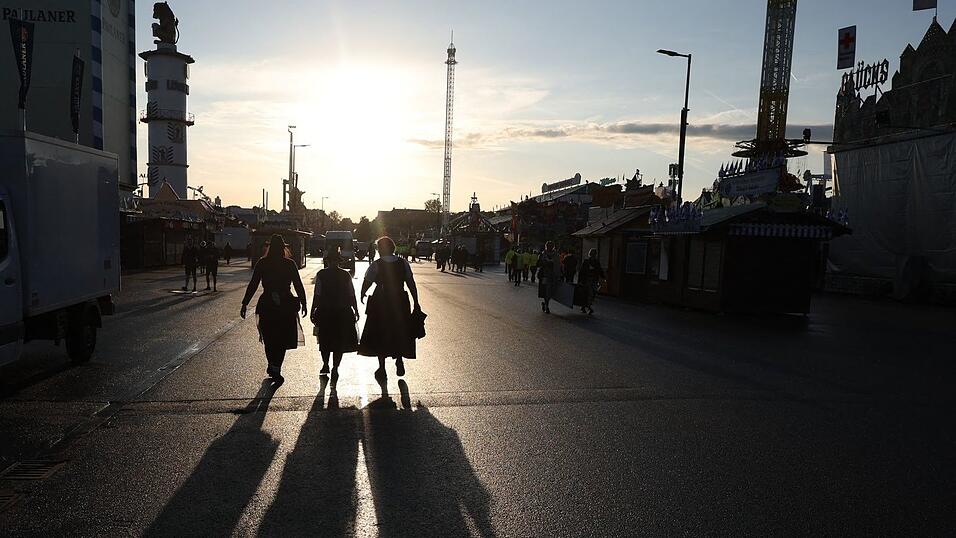 Die Sonne geht &uuml;ber der Theresienwiese auf - und verspricht einen sonnigen Start ins Oktoberfest.