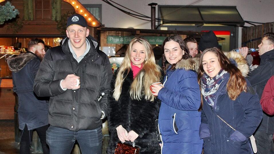 Auch am Samstag, 15. Dezember, strömten wieder etliche Besucher aus Landshut und Umgebung zur Weihnachtspyramide am Alten Viehmarkt. Auch am Samstag, 15. Dezember, strömten wieder etliche Besucher aus Landshut und Umgebung zur Weihnachtspyramide am Alten Viehmarkt.