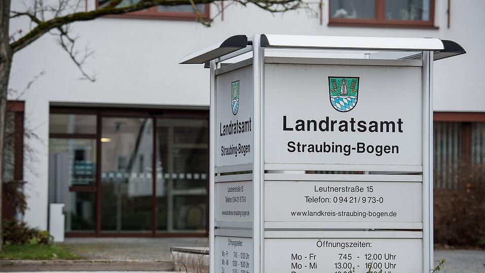 In dieser Woche läuft der Dienstbetrieb am Landratsamt noch normal. Es wird aber dringend gebeten, persönliche Vorsprachen auf das absolut notwendige Maß zu reduzieren. In dieser Woche läuft der Dienstbetrieb am Landratsamt noch normal. Es wird aber dringend gebeten, persönliche Vorsprachen auf das absolut notwendige Maß zu reduzieren.