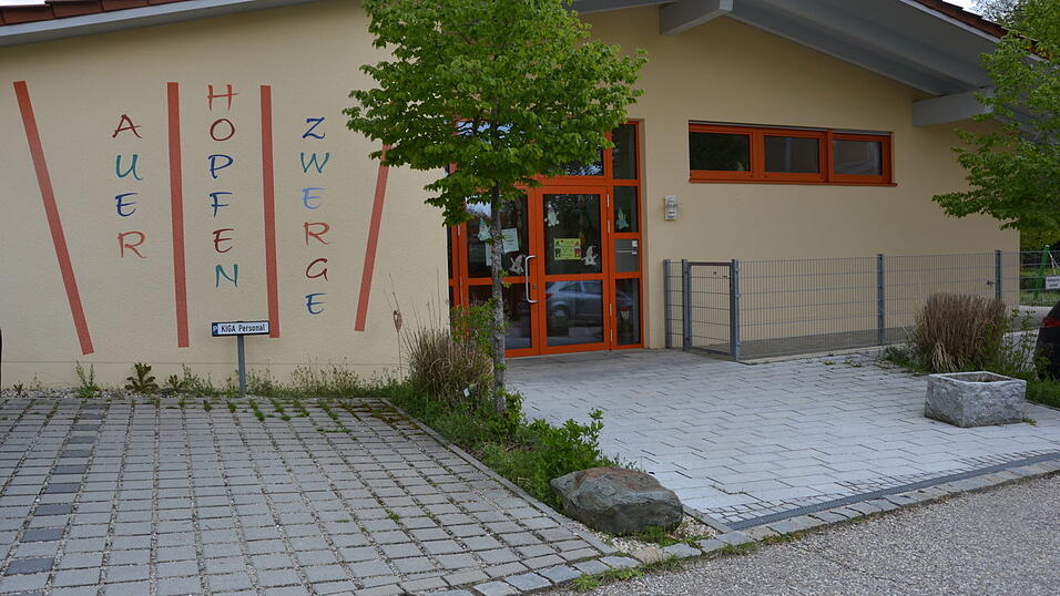 Die zweigruppige Kinderkrippe „Auer Hopfenzwerge“ verliert zum 31. Dezember organisatorisch ihre Eigenständigkeit. Die zwei Gruppen bleiben in den bisherigen Räumlichkeiten. Die zweigruppige Kinderkrippe „Auer Hopfenzwerge“ verliert zum 31. Dezember organisatorisch ihre Eigenständigkeit. Die zwei Gruppen bleiben in den bisherigen Räumlichkeiten.