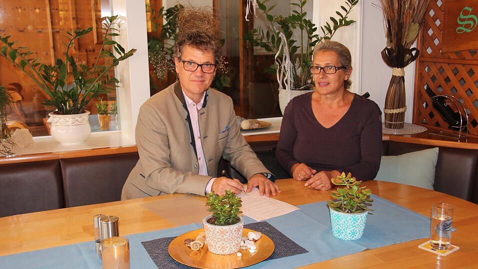 Sind sich einig: Inhaber Dr. Alois Pl&ouml;&szlig;l und P&auml;chterin Mira Juric. Am Donnerstag haben sie den Pachtvertrag f&uuml;r das Restaurant Kroatien zur Post bis 2025 verl&auml;ngert.