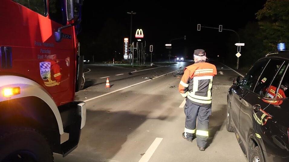 Bei einem Unfall in Plattling erlitten zwei Jugendliche schwere Verletzungen.