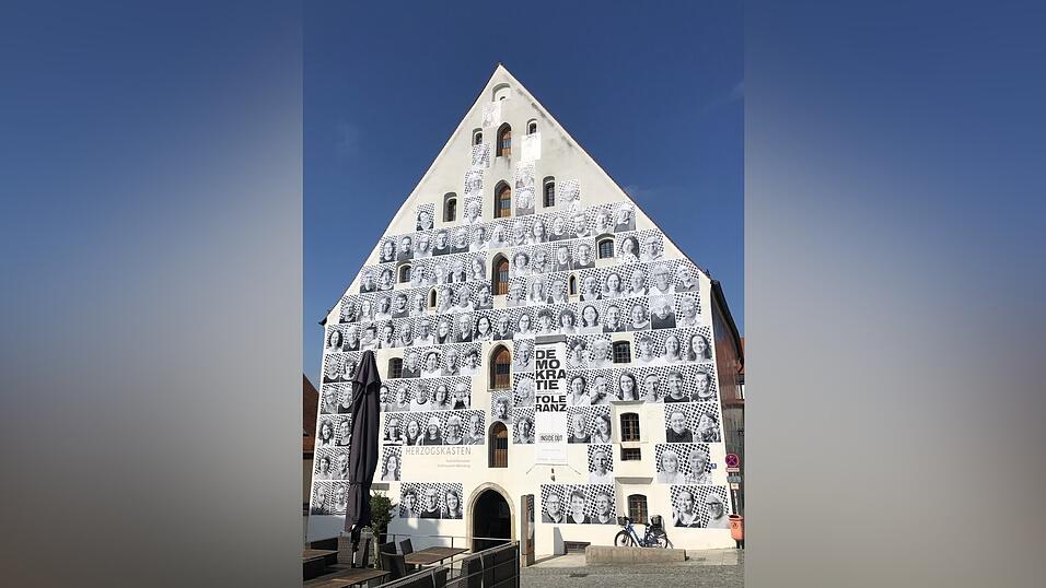 'Inside Out' lautet der Titel dieser Fotoinstallation in der Tradition des französischen Künstlers JR, die zum Denkmaltag am Abensberger Herzogskasten zu sehen ist. 'Inside Out' lautet der Titel dieser Fotoinstallation in der Tradition des französischen Künstlers JR, die zum Denkmaltag am Abensberger Herzogskasten zu sehen ist.
