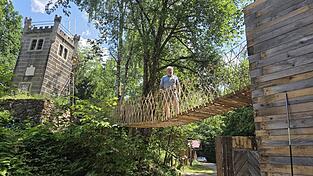 Der Ludwigsturm hat sich in eine Windm&uuml;hle verwandelt. Schreinermeister Franz Bachl hat die Konstruktion entworfen und gebaut - genauso wie die H&auml;ngebr&uuml;cke daneben.