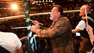 &laquo;Terminator&raquo; Arnold Schwarzenegger dirigiert im Marstall-Festzelt.